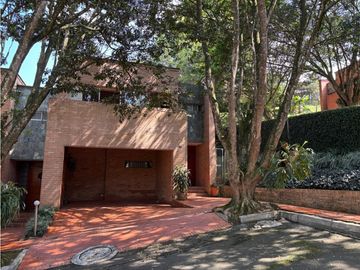 Casa transversal intermedia de Envigado.