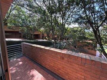 Casa transversal intermedia de Envigado.