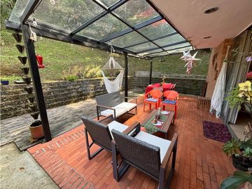 Casa transversal intermedia de Envigado.