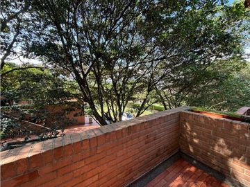 Casa transversal intermedia de Envigado.