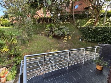Casa transversal intermedia de Envigado.