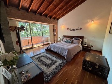 Casa transversal intermedia de Envigado.