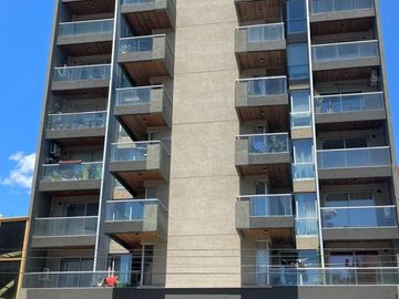 Monoambiente al frente con balcón aterrazado e increíble vista abierta