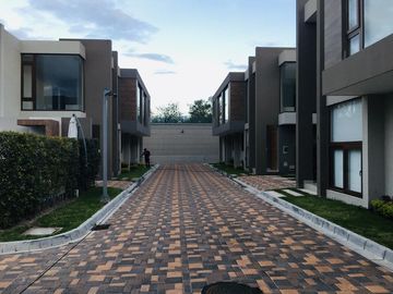 Venta casa Cumbayá Santa Inés 3 dormitorios