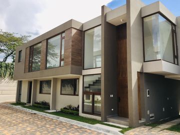 Venta casa Cumbayá Santa Inés 3 dormitorios