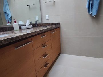 SE VENDE CASA REMODELADA EN BOSQUES DE LAS LOMAS (V)