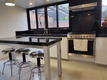 SE VENDE CASA REMODELADA EN BOSQUES DE LAS LOMAS (V)
