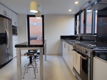 SE VENDE CASA REMODELADA EN BOSQUES DE LAS LOMAS (V)