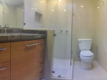 SE VENDE CASA REMODELADA EN BOSQUES DE LAS LOMAS (V)