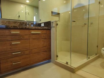 SE VENDE CASA REMODELADA EN BOSQUES DE LAS LOMAS (V)