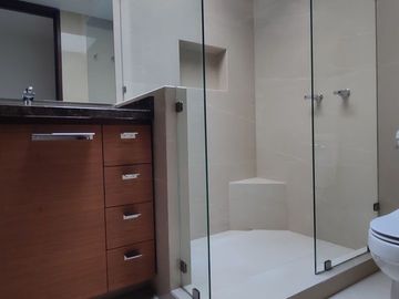 SE VENDE CASA REMODELADA EN BOSQUES DE LAS LOMAS (V)