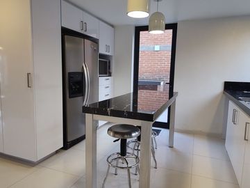SE VENDE CASA REMODELADA EN BOSQUES DE LAS LOMAS (V)