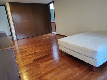 SE VENDE CASA REMODELADA EN BOSQUES DE LAS LOMAS (V)