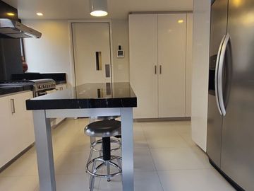 SE VENDE CASA REMODELADA EN BOSQUES DE LAS LOMAS (V)