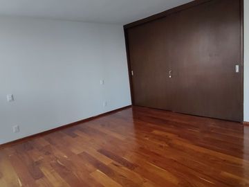 SE VENDE CASA REMODELADA EN BOSQUES DE LAS LOMAS (V)