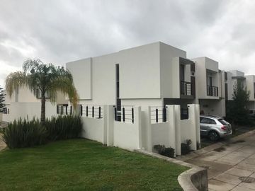 Casa con alberca en Bellaterra Coto Fronda
