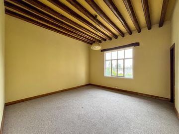 Casa con amplio terreno en Urbanización Campo Alegre