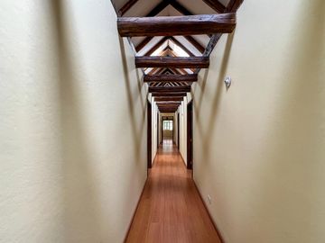 Casa con amplio terreno en Urbanización Campo Alegre