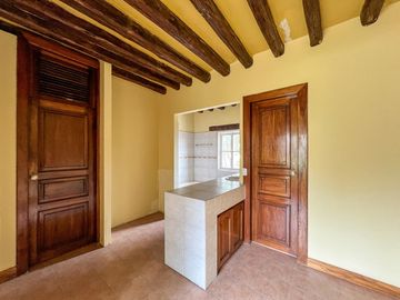 Casa con amplio terreno en Urbanización Campo Alegre