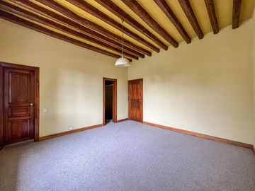 Casa con amplio terreno en Urbanización Campo Alegre