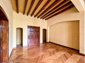 Casa con amplio terreno en Urbanización Campo Alegre