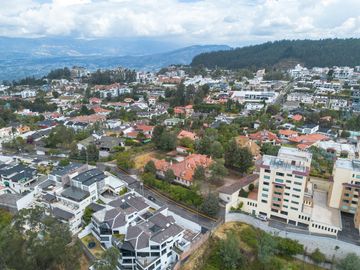 Casa con amplio terreno en Urbanización Campo Alegre
