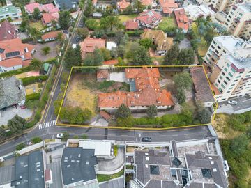 Casa con amplio terreno en Urbanización Campo Alegre
