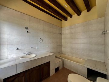 Casa con amplio terreno en Urbanización Campo Alegre