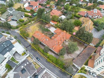 Casa con amplio terreno en Urbanización Campo Alegre