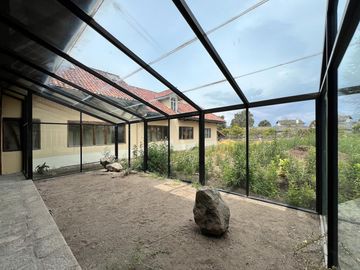 Casa con amplio terreno en Urbanización Campo Alegre