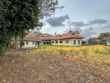 Casa con amplio terreno en Urbanización Campo Alegre
