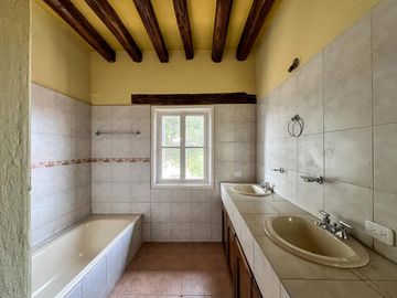 Casa con amplio terreno en Urbanización Campo Alegre