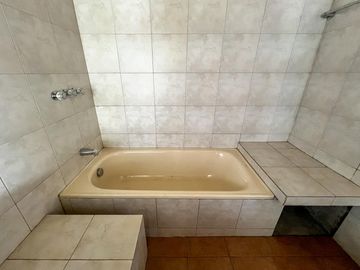 Casa con amplio terreno en Urbanización Campo Alegre