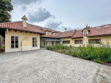 Casa con amplio terreno en Urbanización Campo Alegre