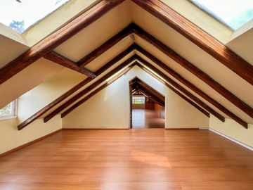 Casa con amplio terreno en Urbanización Campo Alegre