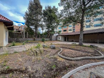 Casa con amplio terreno en Urbanización Campo Alegre