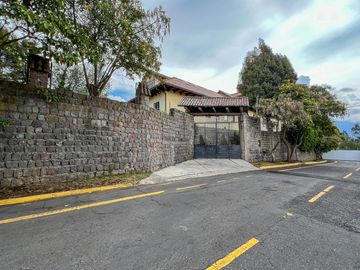 Casa con amplio terreno en Urbanización Campo Alegre