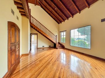 Casa con amplio terreno en Urbanización Campo Alegre