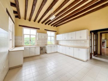 Casa con amplio terreno en Urbanización Campo Alegre