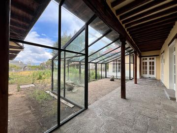 Casa con amplio terreno en Urbanización Campo Alegre