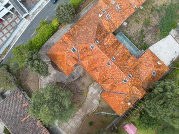 Casa con amplio terreno en Urbanización Campo Alegre