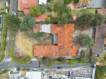 Casa con amplio terreno en Urbanización Campo Alegre