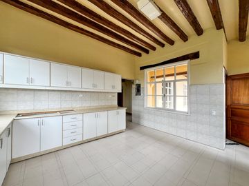 Casa con amplio terreno en Urbanización Campo Alegre