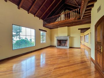 Casa con amplio terreno en Urbanización Campo Alegre