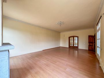 Casa con amplio terreno en Urbanización Campo Alegre