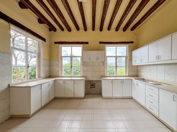 Casa con amplio terreno en Urbanización Campo Alegre