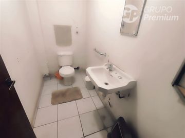 Casa en Venta en Sarento Aldea / Casa en venta 4 Dormitorios 3 Baños Local Comercial. Galpon y 10 Estacionamientos en El Bosque