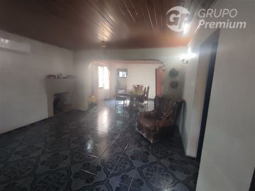 Casa en Venta en Sarento Aldea / Casa en venta 4 Dormitorios 3 Baños Local Comercial. Galpon y 10 Estacionamientos en El Bosque