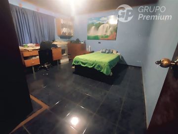 Casa en Venta en Sarento Aldea / Casa en venta 4 Dormitorios 3 Baños Local Comercial. Galpon y 10 Estacionamientos en El Bosque