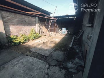 Casa en Venta en Sarento Aldea / Casa en venta 4 Dormitorios 3 Baños Local Comercial. Galpon y 10 Estacionamientos en El Bosque